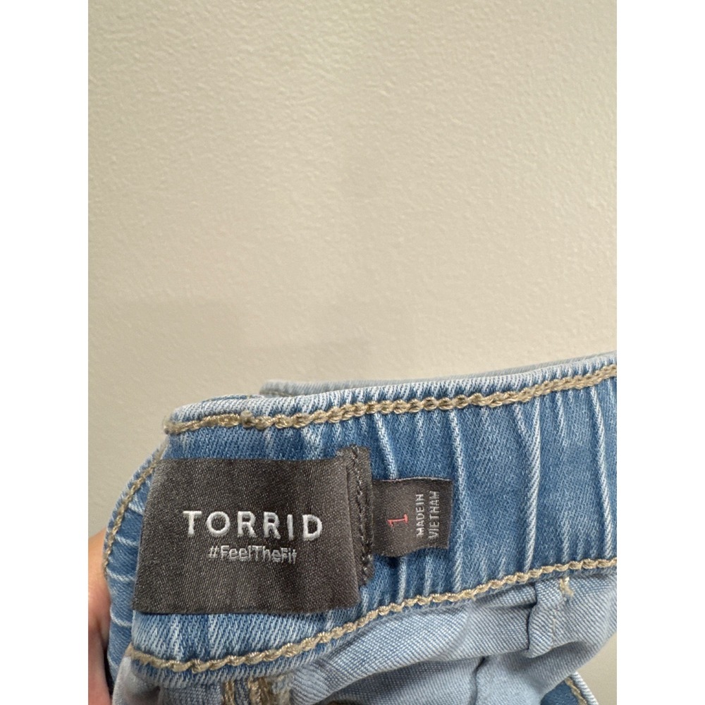 Torrid Weekend 8" Bermuda Super Soft Light Wash Denim Pull On Shorts - Picture 4 of 6